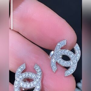 Absolutely stunning studs earrings brand new, rare and collectible. Must have!